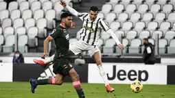 Penyerang Juventus, Cristiano Ronaldo berebut bola dengan bek Crotone, Lisandro Magallan dalam lanjutan Liga Italia di Allianz Stadium, Selasa dinihari WIB (23/2/2021). Ronaldo menyumbang dua gol pada laga ini, sedangkan satu gol lagi disumbang Weston McKennie. (Marco Alpozzi/LaPresse via AP)