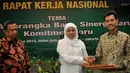 Menteri Sosial Khofifah berjabat tangan dengan Ketua KPAI Asrorun Niam Soleh usai menandatangani nota kerjasama , Jakarta, Selasa (5/5/2015). Kerjasama ini untuk mewujudkan kesejahteraan bagi korban kekerasan di masa lampau (Liputan6.com/Johan Tallo)