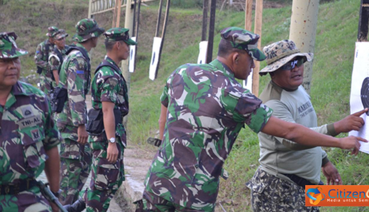 Citizen6, Surabaya: Danmenbanpur-1 Mar beserta 70 Perwira Menbanpur-1 Mar menembak pistol di lapangan tembak FX Soepramono Karang Pilang Surabaya, Selasa (3/4). (Pengirim: Budi Abdillah)
 