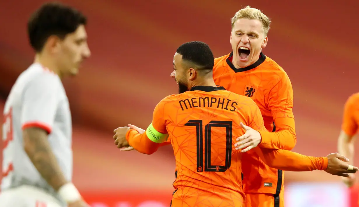 Pemain Belanda, Donny van de Beek, melakukan selebrasi bersama Memphis Depay usai mencetak gol ke gawang Spanyol pada laga uji coba di Johan Cruyff Arena, Rabu (11/11/2020). Kedua tim bermain imbang 1-1. (Dean Mouhtaropoulos via AFP, Pool)