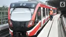 Pekerja melintas di samping rangkaian kereta LRT Jabodebek di Stasiun Harjamukti, Depok, Jawa Barat (13/10/2019). Interior kereta LRT juga dilengkapi dengan kursi prioritas dan khusus disabilitas serta sistem keamanan di dekat pintu keluar. (merdeka.com/Iqbal S. Nugroho)