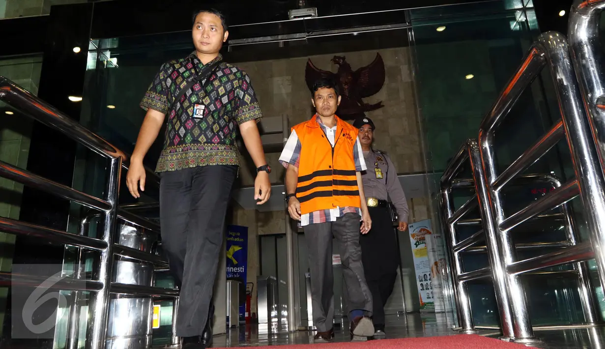 Kasi Pembangunan Peningkatan Mutu Pendidikan dan Tenaga Kependidikan Dinas Pendidikan Kabupaten Banyuasin, Sutaryo berjalan keluar Gedung KPK usai menjalani pemeriksaan, Jakarta, Jumat (28/10). (Liputan6.com/Helmi Afandi)