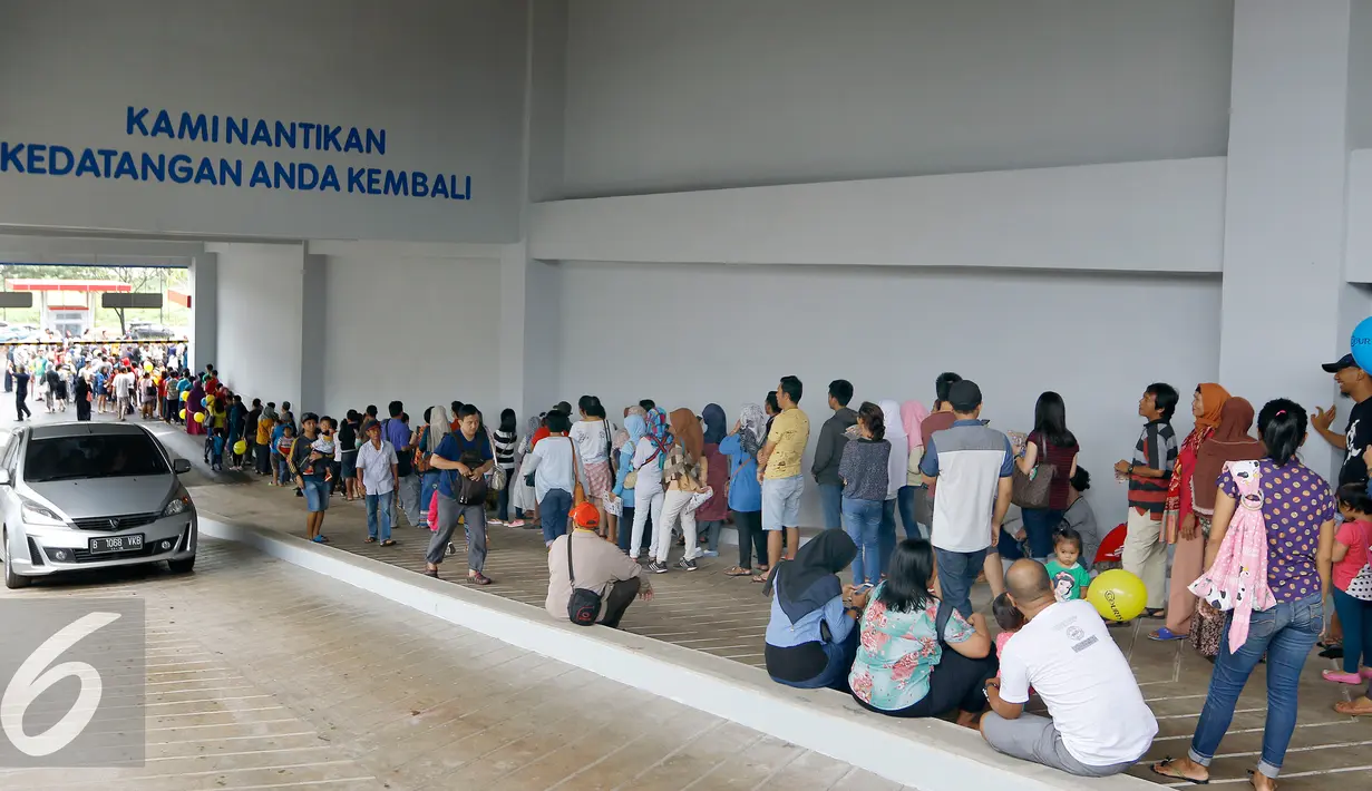 Ratusan pengunjung rela antri di jalan parkiran mobil untuk bisa berbelanja saat pembukaan Megastore Courts, Tangerang Selatan, Sabtu (23/1/2016). Mereka rela mengantri sebelum dibuka untuk mendapatkan potongan harga. (Liputan6.com/Fery Pradolo)