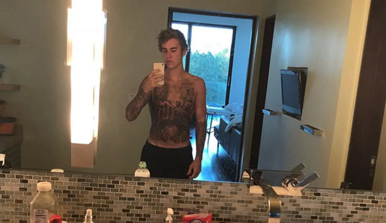 Justin Bieber, selain terkenal dengan suara emas dan ketampanannya, juga memiliki tattoo yang banyak di sekujur tubuhnya. Sekitar lima tahun belakangan ini, nampaknya koleksi tatonya pun bertambah. (Instagram/justinbieber)