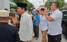 Potret Jokowi Ajak Kaesang Salat Jumat di Masjid Sheikh Zayed Solo, Jemaah Berebut Salaman & Swafoto