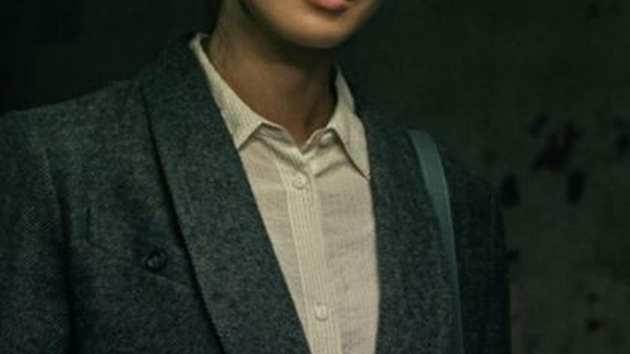 Kisah cinta pertama antara Yoo Eui Jung dan Jung Ki Chul memberikan dimensi tambahan pada plot drama ini. Konflik yang dihadapinya sebagai seorang polisi yang harus menghadapi mantan kekasih yang kini menjadi bos mafia Gangnam Crystal menjadi salah satu e