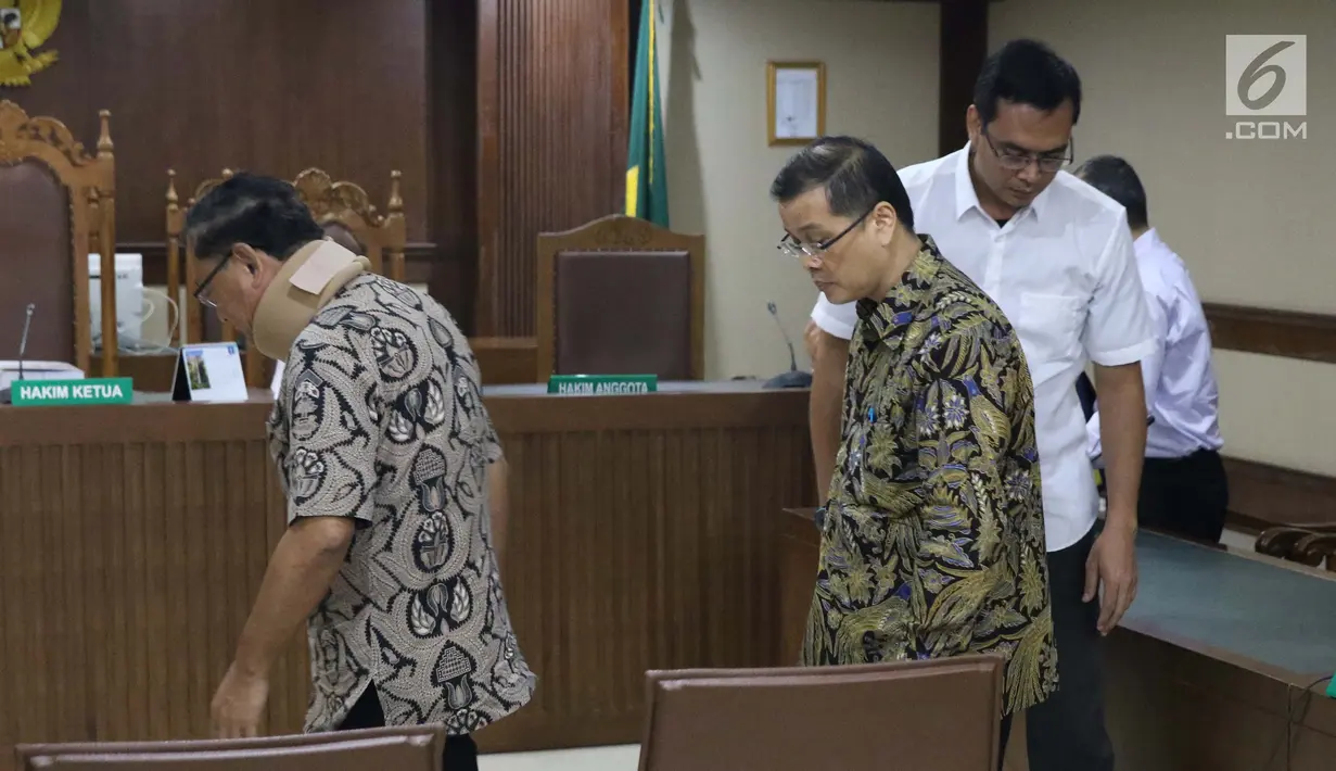 Terdakwa suap anggota DPRD Kalteng Edy Saputra Suradja, Willy Agung, dan Teguh Dudy Syamsuri Zaldy (kiri ke kanan) usai sidang tuntutan di Pengadilan Tipikor, Jakarta, (27/2). Ketiganya dituntut 2 tahun 6 bulan penjara. (Liputan6.com/Helmi Fithriansyah)