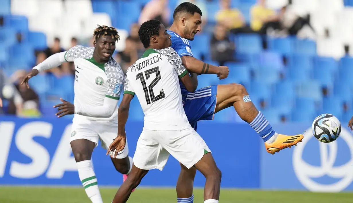 Pemain Nigeria, Benjamin Fredrick, menjaga ketat pemain Italia, Daniele Montevago, pada laga Grup D Piala Dunia U-20 2023 di Stadion Malvinas Argentina, Kamis (25/5/2023). Nigeria menang dua gol tanpa balas. (AP Photo/Natacha Pisarenko)