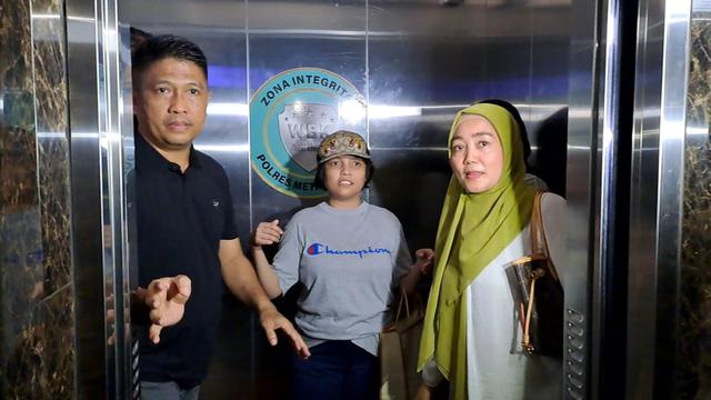 Ayahanda Chandrika Chika