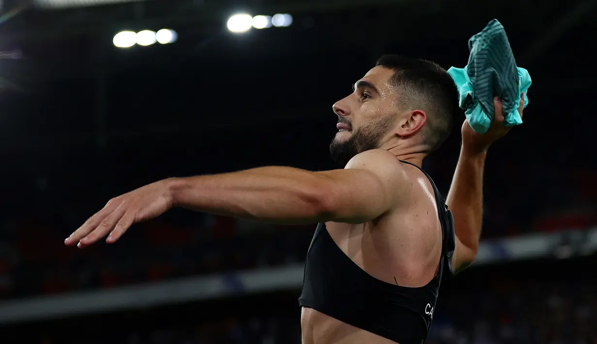 Neal Maupay. Striker Brighton ini menjadi pencetak gol paling telat musim ini di Liga Inggris dengan golnya pada menit ke-97 plus 43 detik saat melawan tuan rumah Southampton di St Mary's Stadium, 4 Desember 2021. Golnya membuat laga berakhir imbang 1-1. (AFP/Adrian Dennis)
