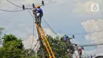 Petugas melakukan perawatan kabel listrik di kawasan Kosambi, Tangerang, Senin (9/1/2023). Pemerintah tidak menaikkan tarif listrik periode Januari hingga Maret 2023 untuk 13 golongan pelanggan non subsidi. (Liputan6.com/Angga Yuniar)