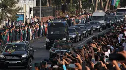 Ratusan warga menyambut iringan mobil jenazah Presiden Uzbekistan, Islam Karimov di Tashkent, Uzbekistan, (3/9).  Islam Karimov mengembuskan napas terakhir setelah enam hari menjalani perawatan intensif di rumah sakit. (REUTERS/Muhammadsharif Mamatkulov)