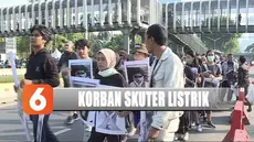 Keluarga dan rekan korban skuter listrik di Senayan, Jakarta Selatan menggelar aksi tabur bunga saat CFD.