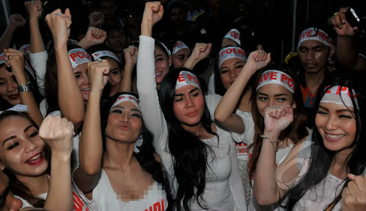 Aksi perempuan cantik saat meramaikan jalannya sidang praperadilan yang diajukan Komjen Pol Budi Gunawan di PN Jakarta Selatan, Senin (9/2/2015). (Liputan6.com/Johan Tallo)
