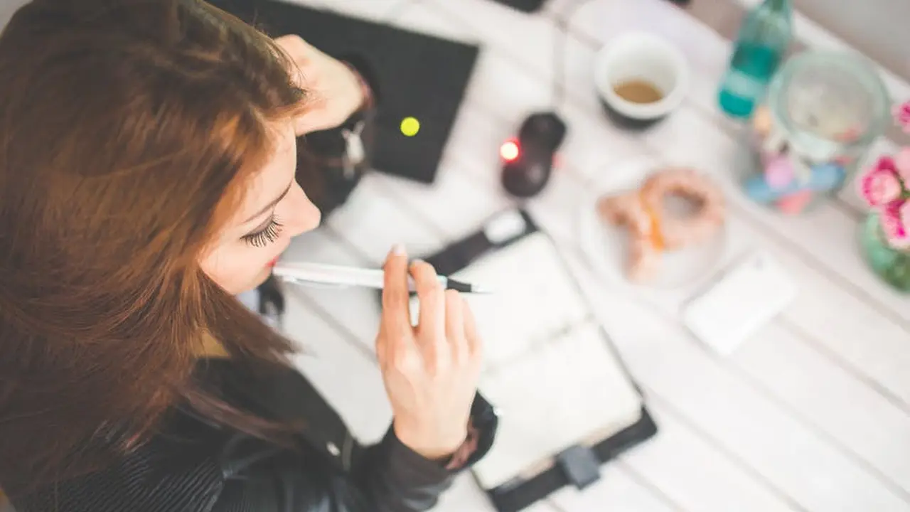 [Bintang] Kata Astrologer: 3 Zodiak Ini Paling Pinter Hilangkan Galau