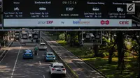 Sejumlah kendaraan melintas dibawah Electronic Road Pricing (ERP) di Jalan Merdeka Barat, Jakarta, Jumat (15/3). ERP yang hingga kini belum digunakan diyakini dapat menekan kemacetan di Ibu Kota pengganti sistem ganjil genap. (Liputan6.com/Faizal Fanani)