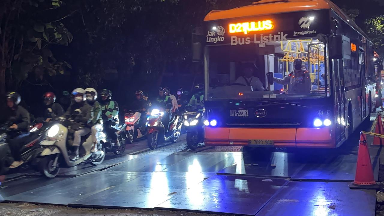 Lalu Lintas Lenteng Agung Mulai Normal Usai Jalan Ambles Ditutup Plat Besi