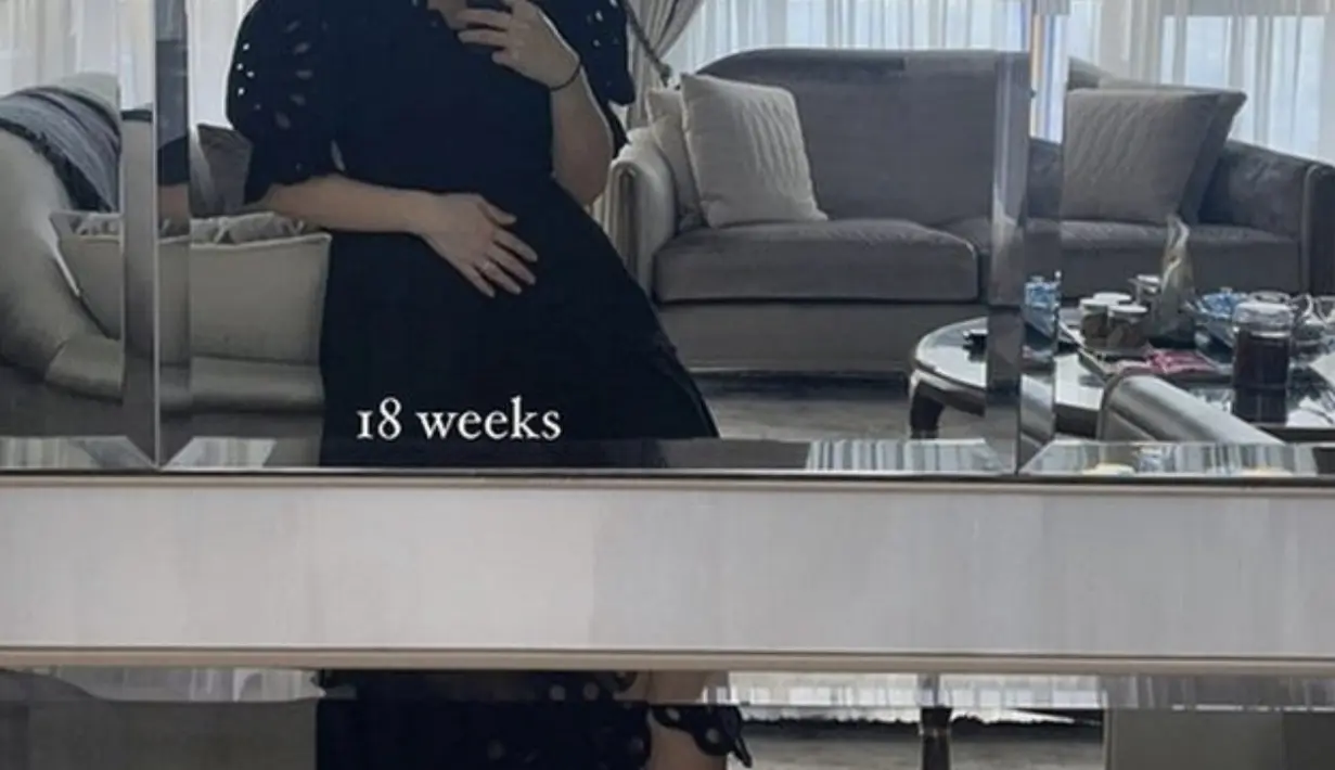 Puffy dress menjadi baju harian yang terlihat nyaman dan stylish untuk digunakan di segala kesempatan. [Foto: Instagram/ Jessica Tanoesoedibjo]