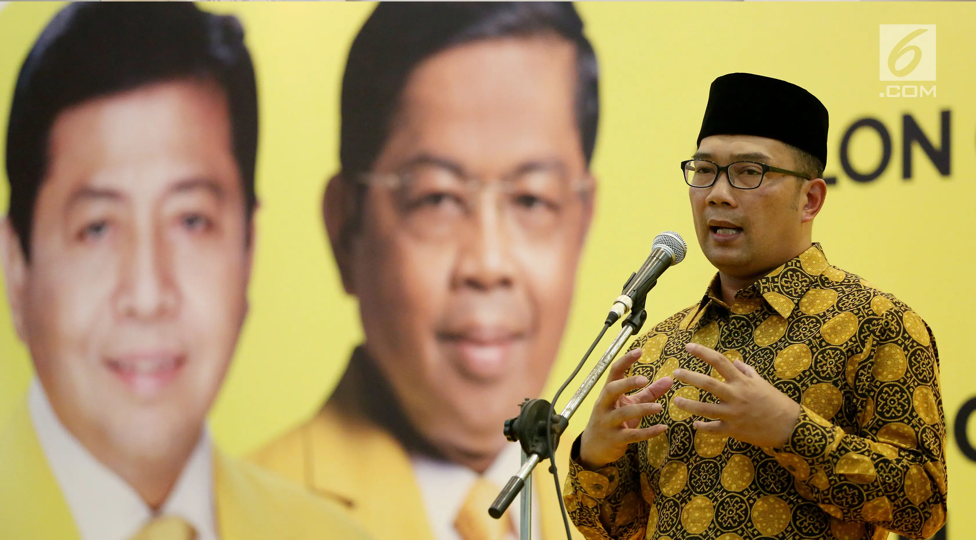 Ridwan Kamil memberi keterangan saat konferensi pers mengenai pengumuman calon Gubernur dan Wakil Gubernur Jawa Barat di DPP Golkar, Jakarta, Kamis (9/11). Golkar resmi mengusung Ridwan Kamil dan Daniel Muttaqien di Pilgub Jabar (Liputan6.com/Johan Tallo)