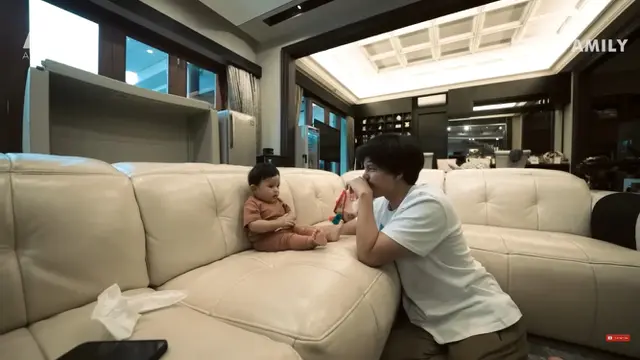 Atta Halilintar dan Aurel Hermansyah Panik Ameena Sakit (Foto: Screenshot YouTube AMEENA DEMAM MUNTAH" NANGIS NANGIS SEHARIAN SATU KELUARGA PANIK)