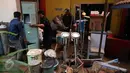 Relawan dibantu petugas Rumah sakit membersihkan sisa lumpur di RSUD dr Slamet pasca diterjang banjir bandang di Kabupaten Garut, Kamis (22/9). Sebagian besar pelayanan di RS itu terhenti, terutama yang berada di lantai satu (Liputan6.com/Johan Tallo)
