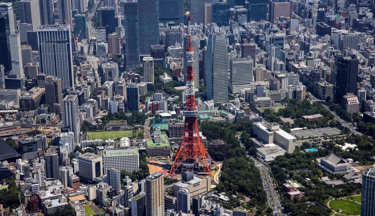 Foto udara ini menunjukkan Menara Tokyo, saat kota tersebut bersiap untuk menjadi tuan rumah Olimpiade Tokyo 2020, di Tokyo pada 19 Juli 2021. Dengan mempertimbangkan penyebaran virus COVID-19, pelaksanaan Olimpiade Musim Panas 2020 diadakan tanpa kehadiran penonton. (Yuki IWAMURA/AFP)