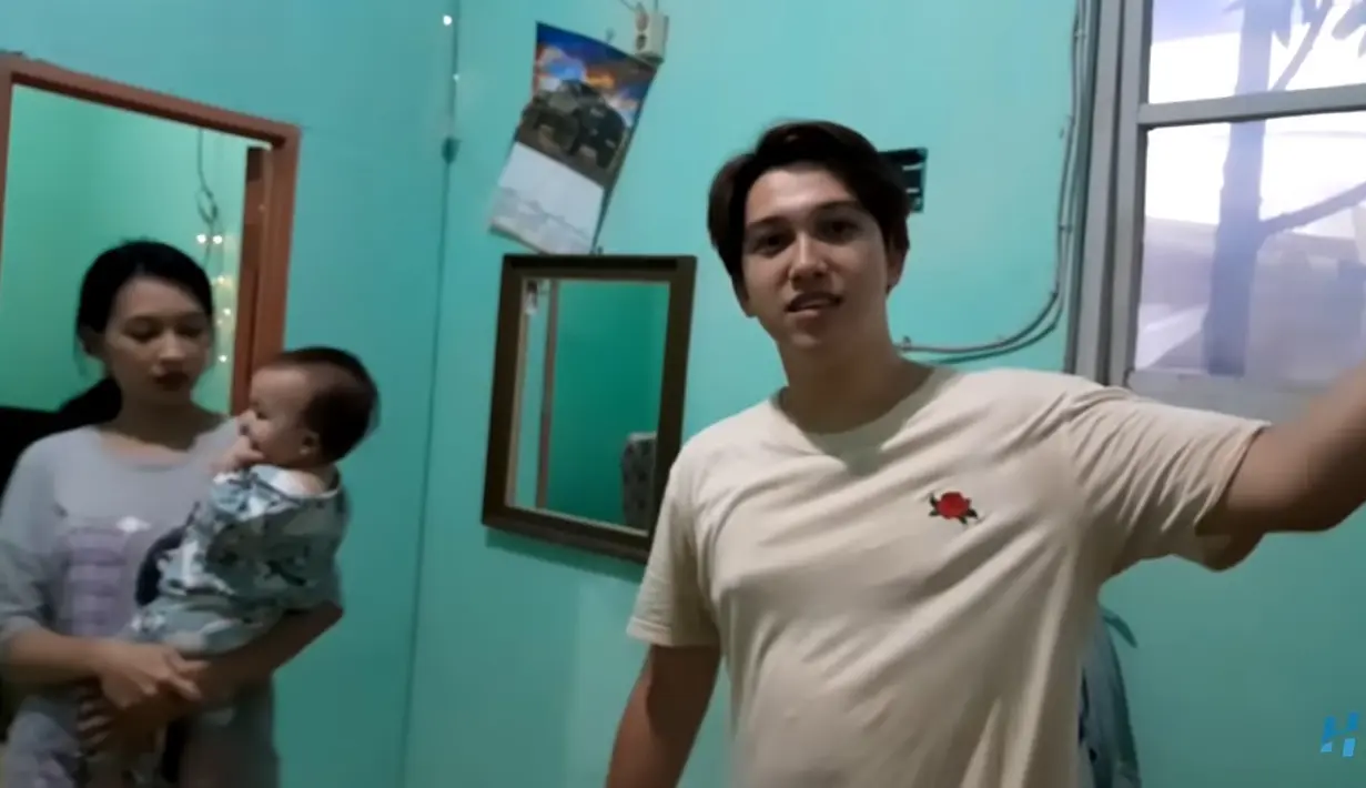 Meski menempati rumah sederhana, Sidik mengaku sangat bersyukur. Rumah yang ditempati ini juga hanya dua petak. Yaitu ruang depan, kamar tidur, dan kamar mandi. Sayang, kamar tidur tak diperlihatkan dalam tayangan tersebut. [Youtube/HepiNews]