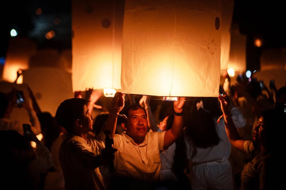 FOTO: Ribuan Lampion Terangi Langit Borobudur pada Puncak Waisak 2570 BE