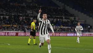 Bek Juventus, Mattia De Sciglio berselebrasi usai mencetak gol ke gawang AS Roma pada pertandingan lanjutan Liga Serie A Italia di stadion Olimpiade di Roma (10/1/2022). Juventus menang atas AS Roma 4-3. (AP Photo/Alessandra Tarantino)