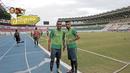 Stefano Lilipaly dan Rizky Pora berfoto sebelum melakukan latihan di Philippine Sports Stadium, (18/11/2016).  (Bola.com/Nicklas Hanoatubun)