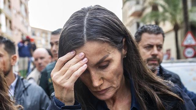 Wajah Ratu Letizia tampak ternoda lumpur yang dilemparkan korban banjir bandang di Kota Paiporta, Valencia, Spanyol, pada Minggu (3/11/2024). Warga marah atas kelambanan penanganan musibah banjir oleh pihak berwenang.