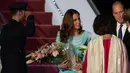 Pangeran William dan Kate Middleton tiba di Pangkalan Udara Nur Khan, Islamabad, Senin (14/10/2019). Pasangan bergelar Duke dan Duchess of Cambridge itu disambut dengan karpet merah ketika mereka mendarat di ibu kota Islamabad di bawah keamanan khusus. (AP Photo/B.K. Bangash)