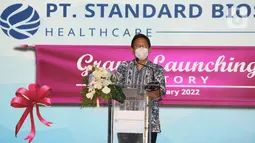 Menteri Kesehatan Budi Gunadi Sadikin memberi sambutan pada peresmian pabrik SBH Purwakarta, Jabar, Kamis (20/1/2022). Produk alat uji diagnostik kesehatan untuk memenuhi permintaan dalam negeri berupa Antigen dan PCR dengan teknologi baru. (Liputan6.com/Fery Pradolo)