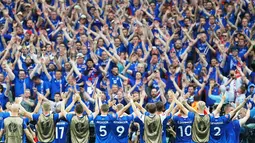 Pemain Islandia memberi hormat kepada pendukungnya setelah mengalahkan Austria 2-1 dalam laga Grup F Piala Eropa 2016 di Stade de France, Saint-Denis, (22/6/2016). (EPA/Abedin Taherkenareh)