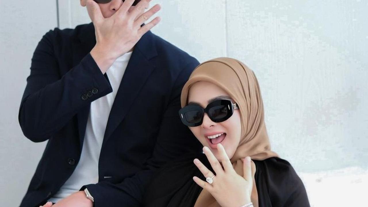 Kabar Terbaru Syahrini yang Tengah Bahagia, Dapat Hadiah 300 Kuntum Mawar Pink dari Reino Barack di Anniversary Ke-5