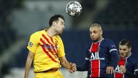 Pemain Paris Saint-Germain, Layvin Kurzawa, duel udara dengan pemain Barcelona, Sergio Busquets, pada laga Liga Champions di Stadion Parc des Princes, Kamis (11/3/2021). Kedua tim bermain imbang 1-1. (AP/Christophe Ena)