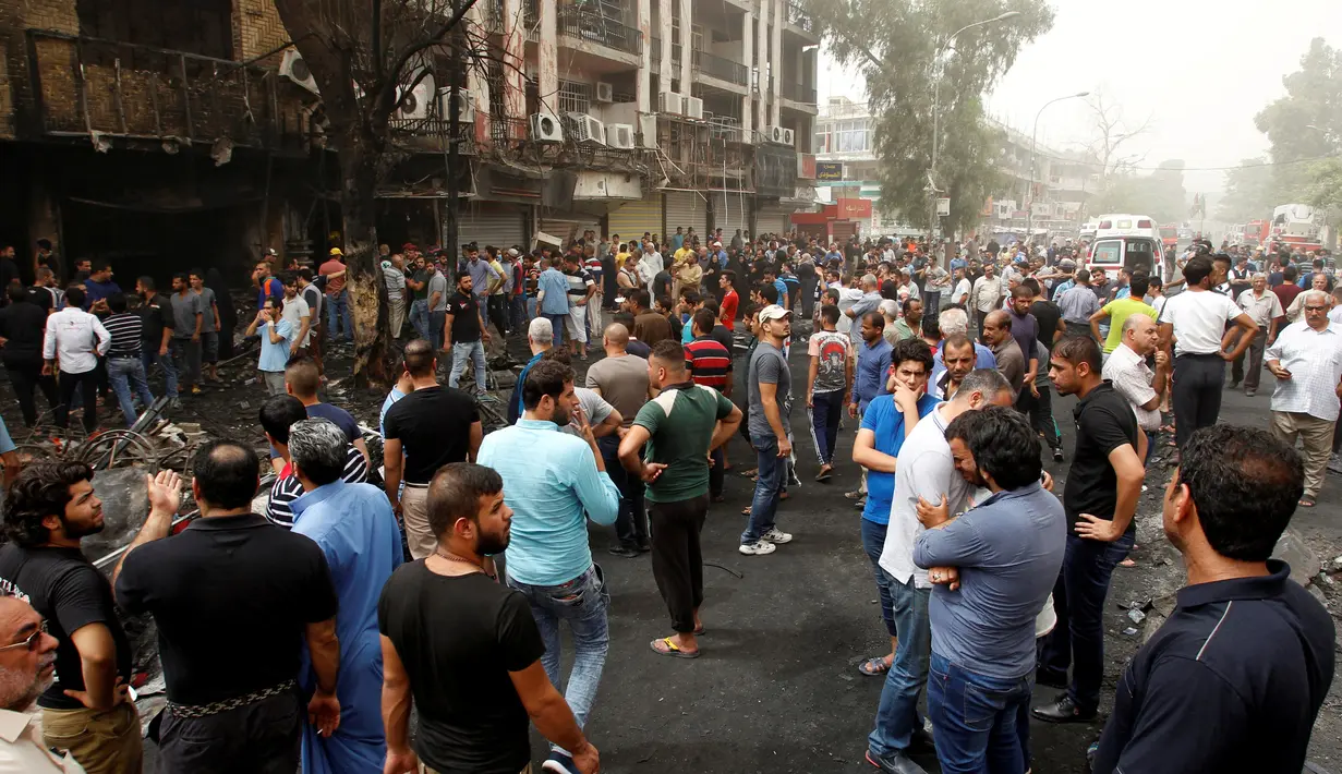 Sejumlah warga berkumpul di sekitar pusat perbelanjaan Karrada di Baghdad, Irak, (3/7). Serangan bom bunuh tersebut ilakukan saat warga sibuk mempersiapkan diri untuk berbuka puasa. (REUTERS/Khalid al Mousily)