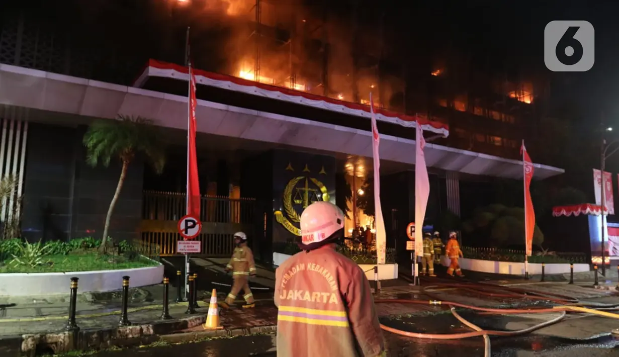 Petugas pemadam kebakaran berusaha memadamkan api yang membakar bagian gedung di Kompleks Kejaksaan Agung Republik Indonesia, Sabtu (22/8/2020). Upaya mempercepat pemadaman kebakaran dilakukan dengan menambah unit pemadam dari sebelumnya 5 menjadi 17 unit pemadam. (Liputan6.com/Herman Zakharia)