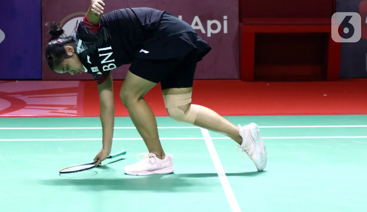 Pebulu tangkis tunggal putri Indonesia Gregoria Mariska Tunjung saat melawan Pusarla V. Sindhu (India) pada Babak 16 Besar Indonesia Masters 2022 di Istora Senayan, Jakarta, Kamis (9/6/2022). Gregoria Mariska gagal melaju ke babak selanjutnya. (Liputan6.com/Helmi Fithriansyah)