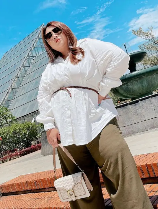 Alih-alih ikat pinggang tebal, ukuran tipis ini bisa membentuk tubuh dan membuat kita terlihat lebih langsing. Lebih stylish! (Instagram/clarissaputri_).