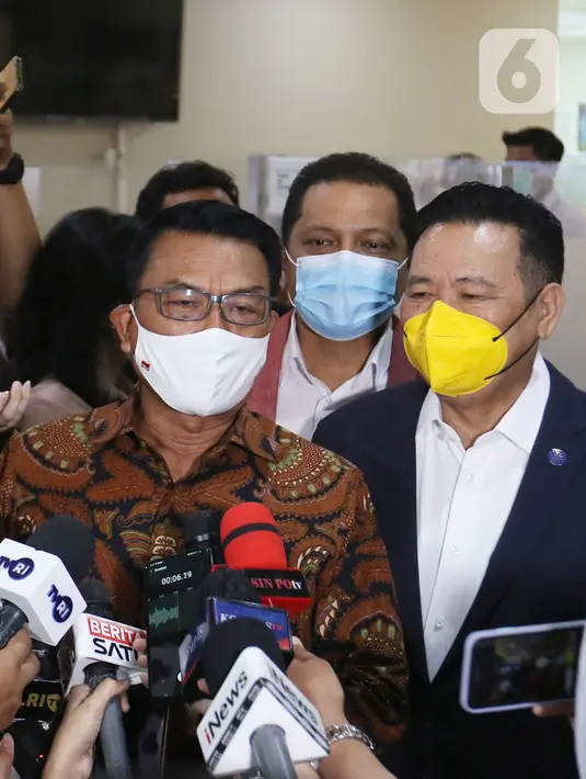Kepala Staf Presiden (KSP) Moeldoko memberikan keterangan usai menjalani pemeriksaan di Bareskrim, Mabes Polri, Jakarta, Selasa (12/10/2021).Sebelumnya, Moeldoko melaporkan peneliti ICW yaitu Egi Primayogha dan Miftah atas dugaan pencemaran nama baik terhadap dirinya. (Liputan6.com/Herman Zakharia)