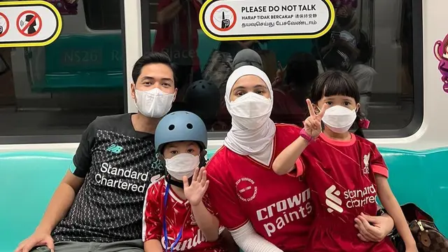 Seru Nonton Bola, Ini 7 Potret Liburan Nycta Gina dan Rizky Kinos di Singapura