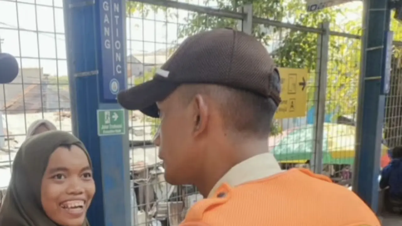 Seorang security atau petugas keamanan di salah satu stasiun bersama Orang Dalam Gangguan Jiwa (ODGJ) (Istimewa)