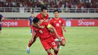 Pemain Timnas Indonesia, Muhammad Ferarri melakukan selebrasi bersama Pratama Arhan pada laga&nbsp;lanjutan Grup B Piala AFF 2024 melawan Laos di Stadion Manahan, Solo, Jawa Tengah, Kamis (12/12/2024). (Bola.com/Abdul Aziz)