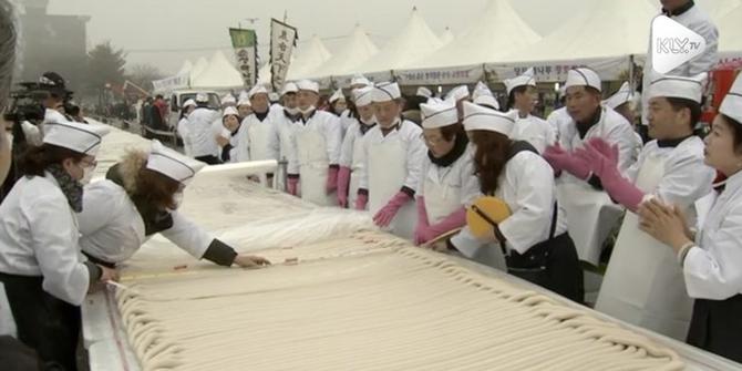 VIDEO: Kue Beras Sepanjang 5,08 Km Pecahkan Rekor Baru