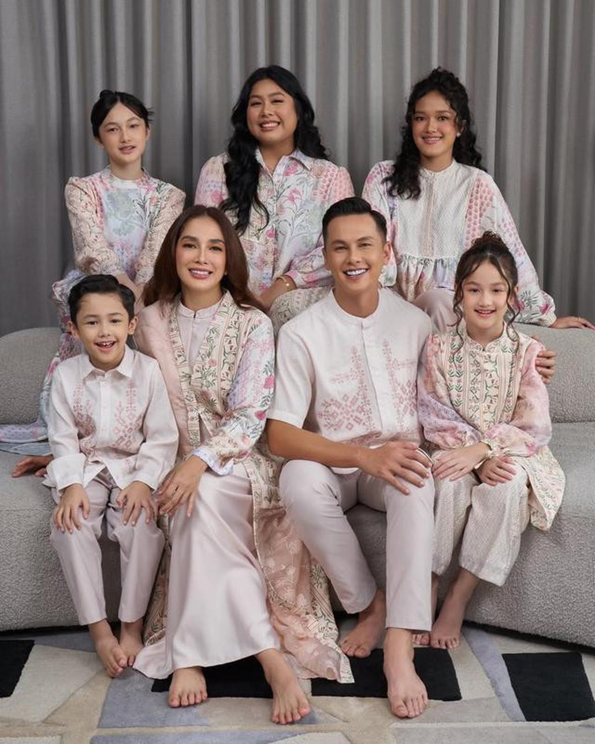 6 Potret Baju Sarimbit Keluarga Ussy Sulistiawaty dan Andhika Pratama, Desain Mewah Tapi Sederhana
