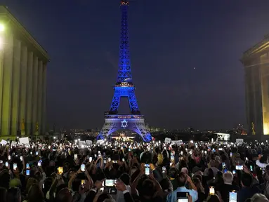 Menara Eiffel diterangi dengan warna-warna Israel setelah demonstrasi untuk menunjukkan dukungan kepada Israel di Paris, Prancis, Senin (9/10/2023). Hal ini dilakukan dua hari setelah pejuang Hamas melancarkan serangan multifront yang belum pernah terjadi sebelumnya terhadap Israel yang menewaskan lebih dari 700 orang. (AP Photo/Michel Euler)