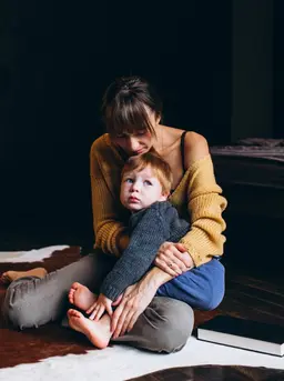 Orangtua perlu menjadi tempat aman bagi anak, agar mereka merasa diterima apa adanya, bahkan saat perasaannya sedang tidak baik. (foto/dok: freepik/senivpetro)