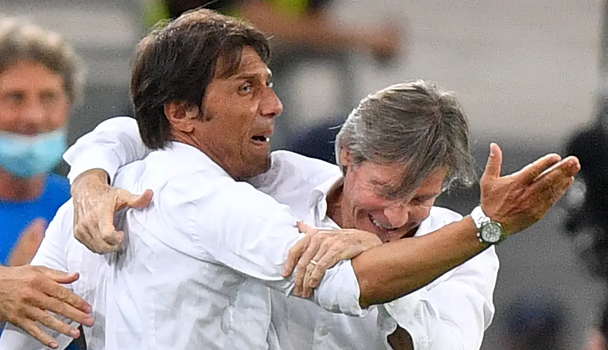 Pelatih Inter Milan, Antonio Conte, merayakan kemenangan timnya saat menghadapi Bayer Leverkusen pada perempat final Liga Europa di Duesseldorf Arena, Jerman, Selasa (11/8/2020) dini hari WIB. Inter Milan menang 2-1 atas Bayer Leverkusen dalam pertandingan tersebut. (AFP/Martin Meissner/pool)