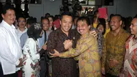 Menteri Pemuda dan Olahraga, Imam Nahrawi bersalaman dengan Roy Suryo saat upacara serah terima jabatan Menpora di Wisma Kemenpora, Jakarta, Rabu (29/10/2014). (Liputan6.com/Helmi Fithriansyah)